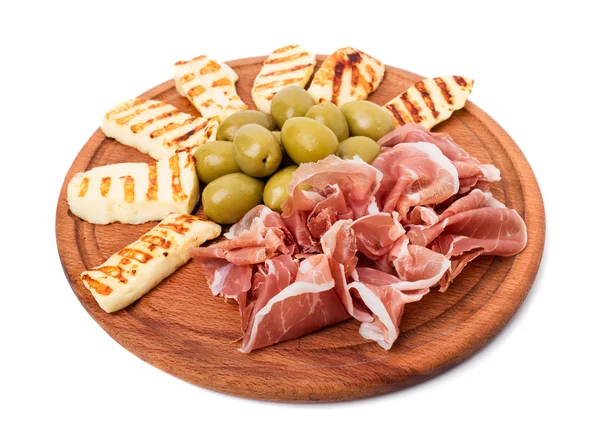 Jambon ve kızarmış mozzarella çubukları tabağı.