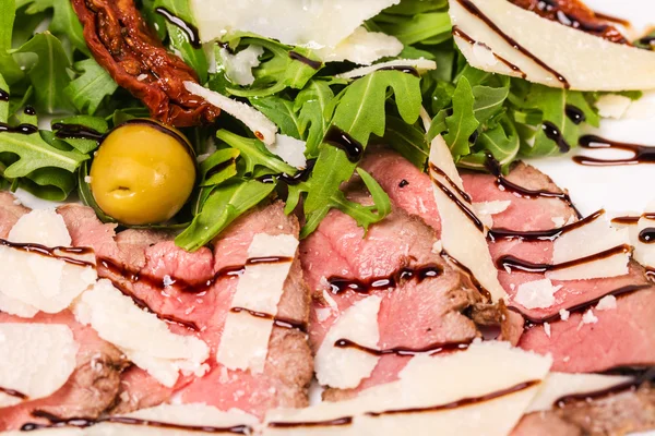 Roka ve parmesan ile lezzetli biftek.