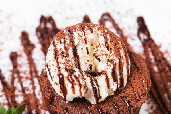 Lezzetli çikolatalı fondan dondurma ile.