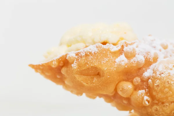 Rolos de waffle com delicioso chantilly de damasco . — Fotografia de Stock