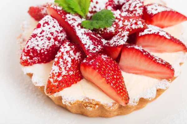 Prăjitură delicioasă de căpșuni cu frișcă . — Fotografie, imagine de stoc