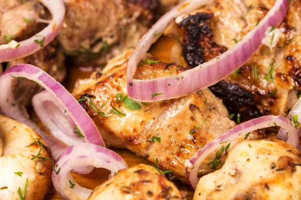 Lezzetli ızgara domuz eti soğan ile.