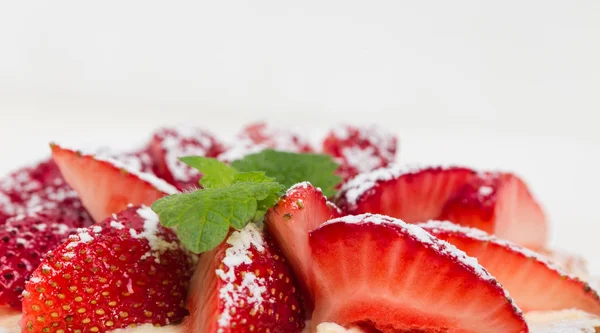 Delicioso bolo de morango com chantilly . — Fotografia de Stock