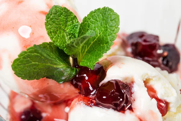 Ванильное мороженое с вишневым джемом . — стоковое фото