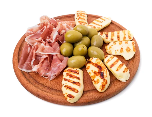 Jambon ve kızarmış mozzarella çubukları tabağı.