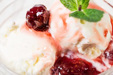 vanilyalı dondurma ile çilek reçeli.