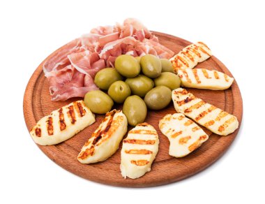 Jambon ve kızarmış mozzarella çubukları tabağı.