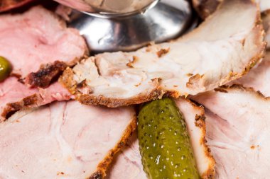 Lezzetli dilimlenmiş biftek turşusu salatalık ile.