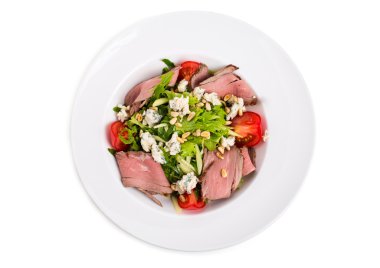 Sıcak Kızartılmış sığır eti keçi peyniri salatası.