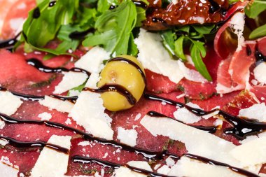 İtalyan salamı ve prosciutto parmesan ile.