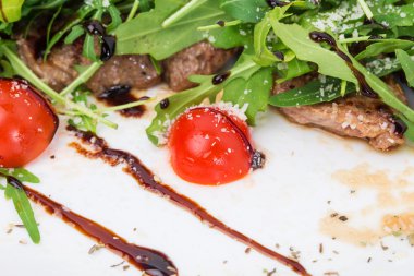 Sıcak sığır eti şiş kebap taze roka ile.