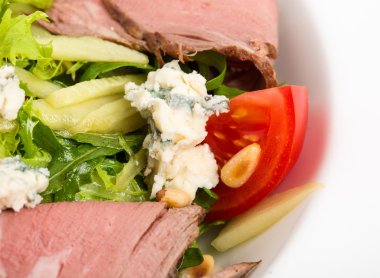 Sıcak Kızartılmış sığır eti keçi peyniri salatası.