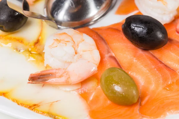 Vynikající uzené rybí talíř s olivami. — Stock fotografie
