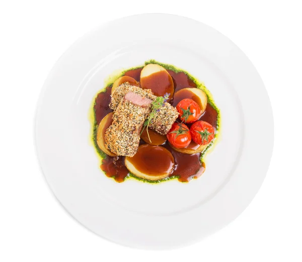 Gepaneerde varkensfilet met tomaten confit. — Stockfoto