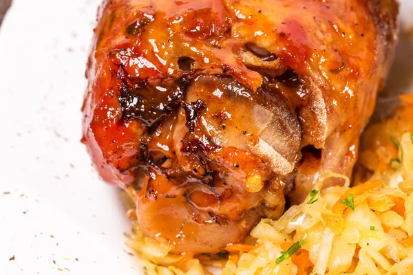 구운된 돼지고기는 소금에 절인 양배추와 너 클. — 스톡 사진