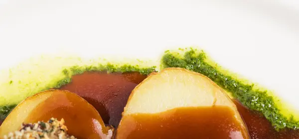 Bratkartoffeln mit brauner Soße überzogen. — Stockfoto