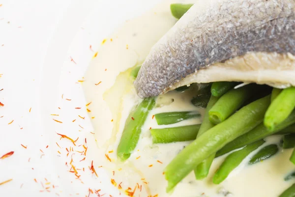 Gebackenes Fischfilet mit Sahnesoße. — Stockfoto