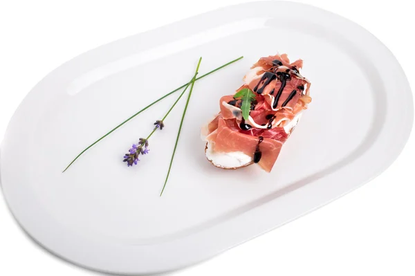 Prosciutto bruschetta con ricotta y rúcula . — Foto de Stock