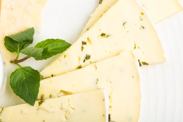 Closeup de delicioso queijo de molde fatiado . — Fotografia de Stock