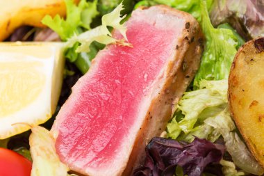 Klasik Nisuaz salatası tatlı.