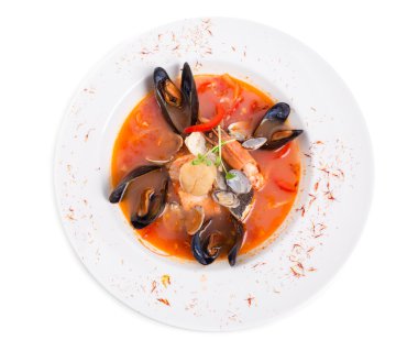 Baharatlı domates deniz mahsulleri çorbası safran ile.