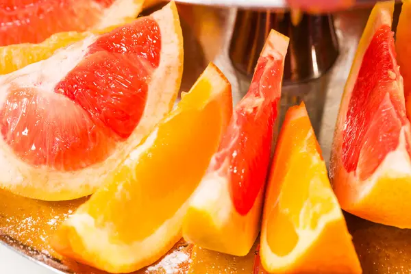Close-up van gesneden Siciliaanse sinaasappelen. — Stockfoto