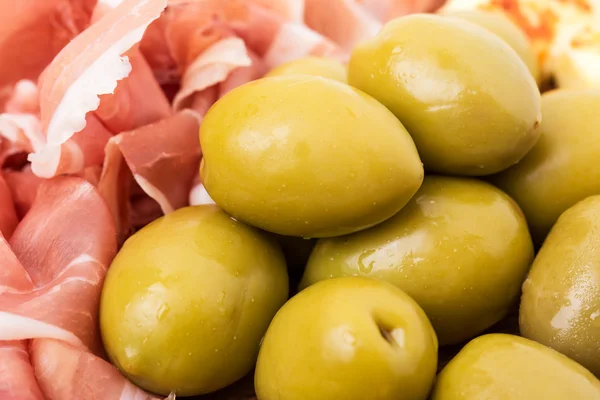 Finom olajbogyó és prosciutto Vértes. — Stock Fotó