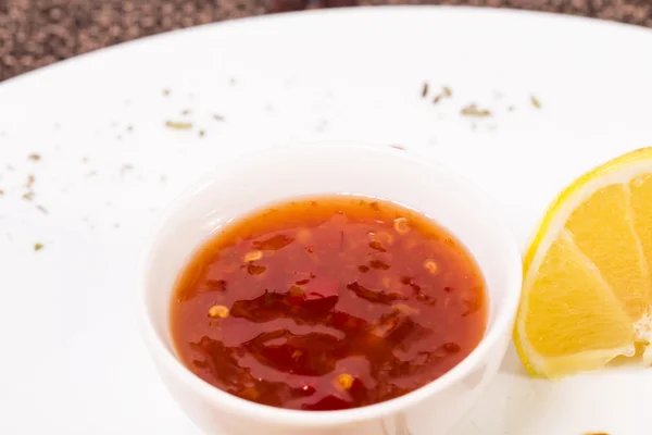 Saus merah manis dan irisan lemon . — Stok Foto