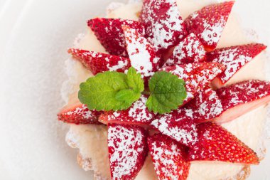 Lezzetli çilekli kek krem şanti ile.