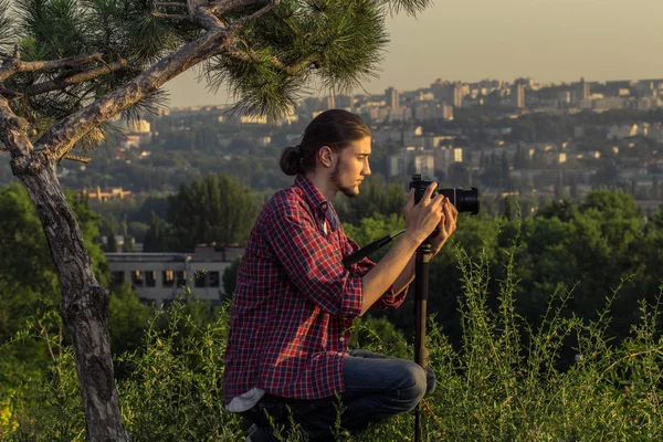 Fotografo maschio che scatta foto con fotocamera DSLR . — Foto Stock