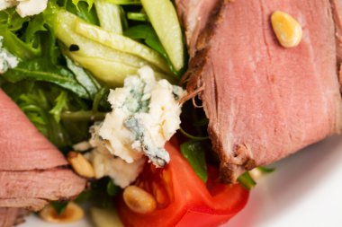 Sıcak Kızartılmış sığır eti keçi peyniri salatası.