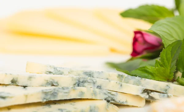 Closeup de delicioso queijo roquefort fatiado . — Fotografia de Stock