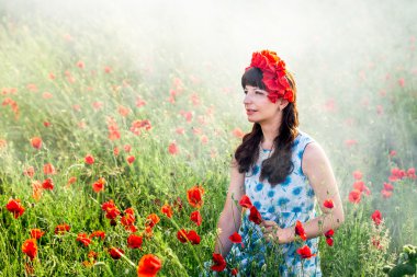 Haşhaş sahada güzel Bayan.