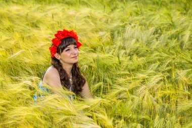 buğday alan güzel esmer Bayan.