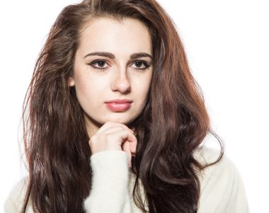 Güzel model çiller ile gülümseyen portresi.