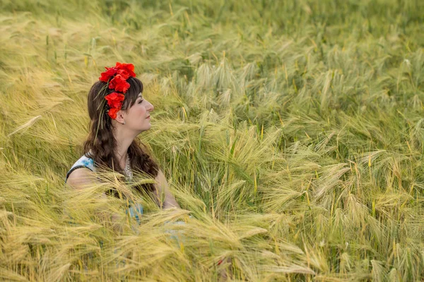 Beautiful brunette lady in wheat field. — Stock Photo, Image