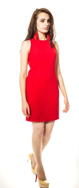 Hermosa joven modelo morena en vestido rojo . — Foto de Stock