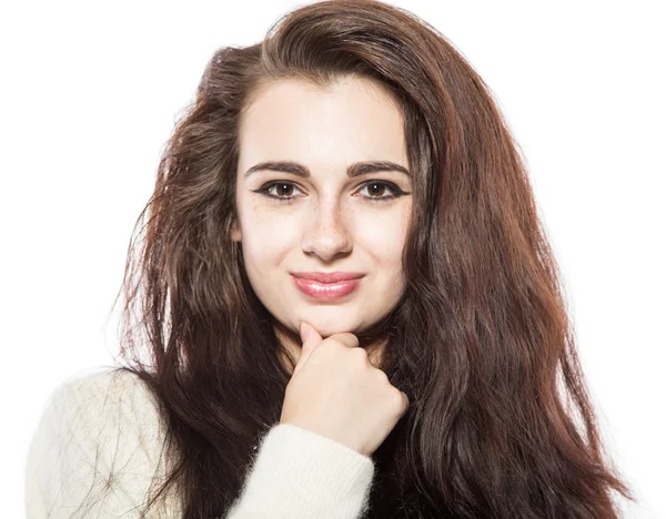 Retrato de hermosa modelo sonriente con pecas . —  Fotos de Stock