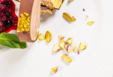 Lezzetli kaz ciğeri ile koyu çikolata kaplı.