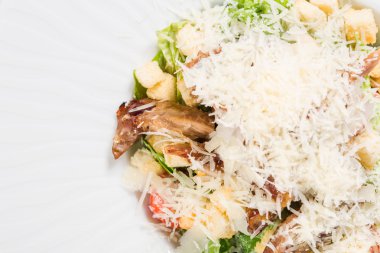 Ördek bacak ile lezzetli Sezar salatası.