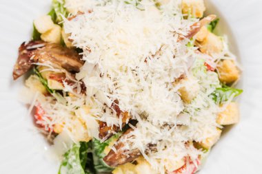 Ördek bacak ile lezzetli Sezar salatası.