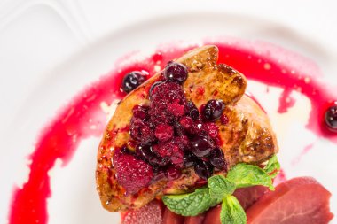 Dilimlenmiş armut ile ızgara kaz ciğeri.