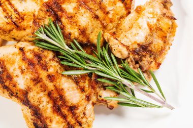 Izgara tavuk fileto ve biberiye ile bacaklar.