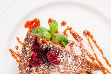 Orman meyveleri ile lezzetli pasta.