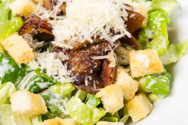 Ördek bacak ile lezzetli Sezar salatası.