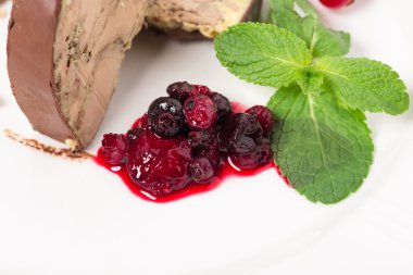 Lezzetli kaz ciğeri ile koyu çikolata kaplı.