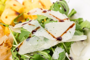 Roka ve mango jumbo karides salatası.