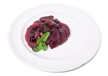 Haşlanmış armut ile ızgara kaz ciğeri.