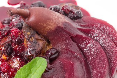 Haşlanmış armut ile ızgara kaz ciğeri.