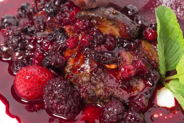 Haşlanmış armut ile ızgara kaz ciğeri.